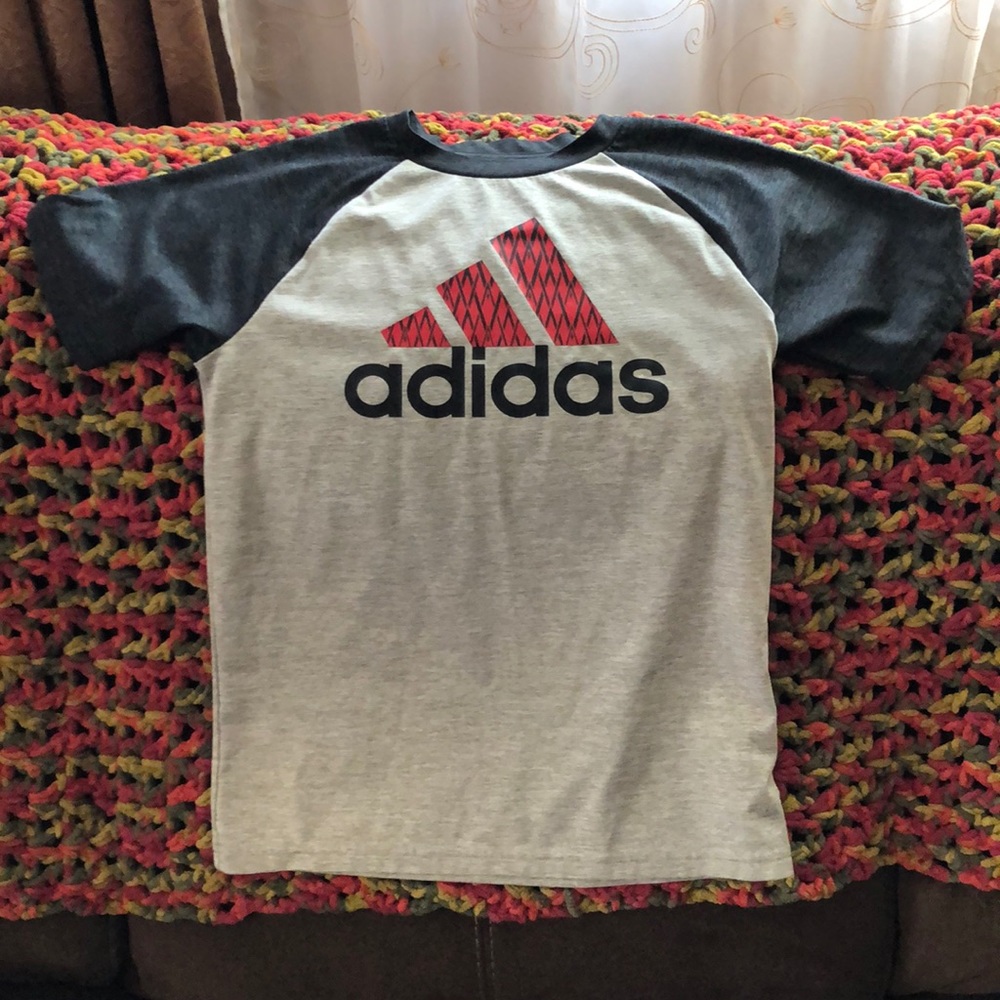 Boys Adidas Shirt ⛹🏼‍♂️    M (10/12)